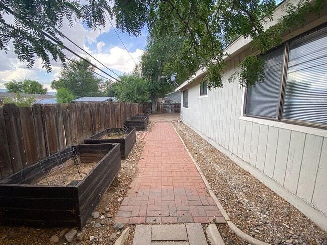 Building Photo - Charming Sparks Duplex - Yard/Garage/Centr...