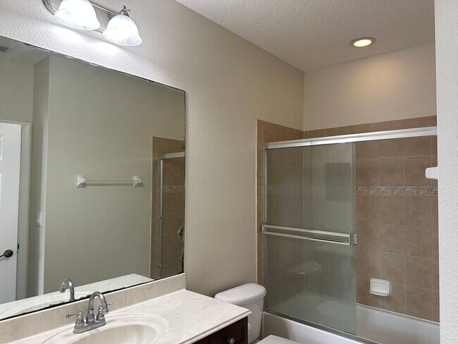 Building Photo - Comfortable and Spacious 3 bedroom 2 Bath ...