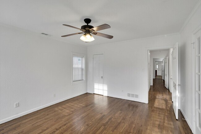 Building Photo - Bluebonnet Circle Charmer