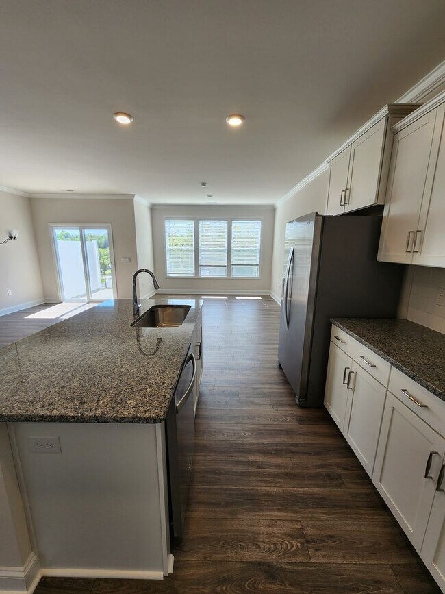 Building Photo - **6 Month Lease** Hendersonville Rental!