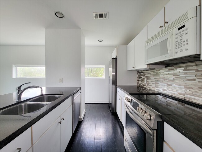 Building Photo - 2605 Calumet St