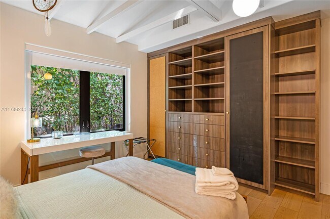 Building Photo - 524 Oleander Dr