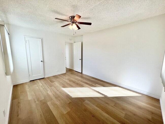 Building Photo - Bright Upstairs End-Unit 1 Bed / 1 Bath with Garage Options in Quiet Bixby Knolls Community