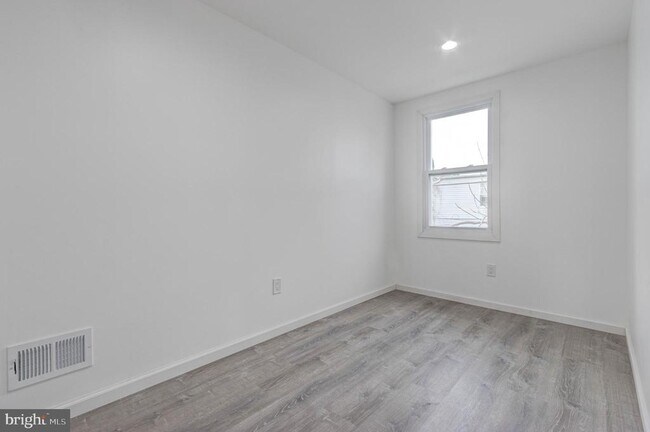 Building Photo - 2654 Wilkens Ave