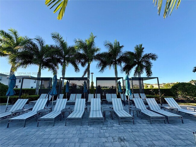 Building Photo - 1020 SE 26th Ter