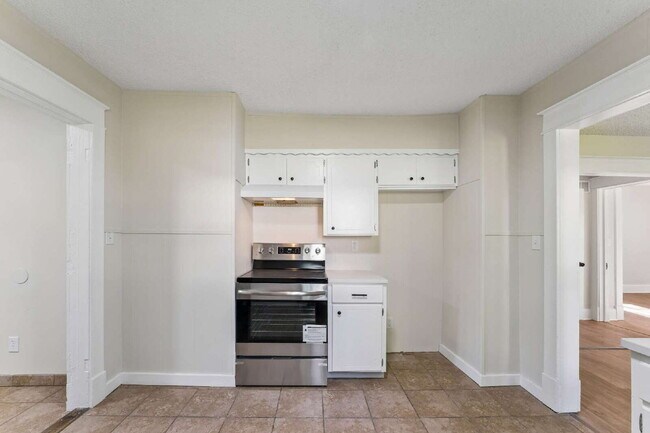 Building Photo - Charming 2-Bedroom Haven in Kansas City Northland!