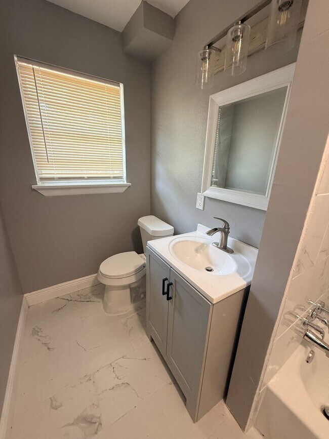 Building Photo - Newly Renovated Property - Family Home