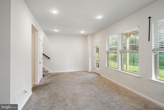 Building Photo - 33 Addison Ln