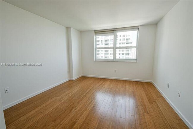 Building Photo - 1155 Brickell Bay Dr