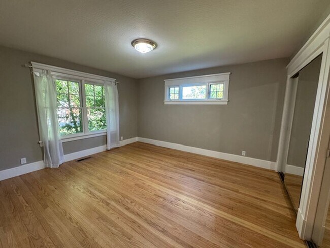 Building Photo - Gorgeous 5 bedroom, 4.5 bath, Westside Dan...