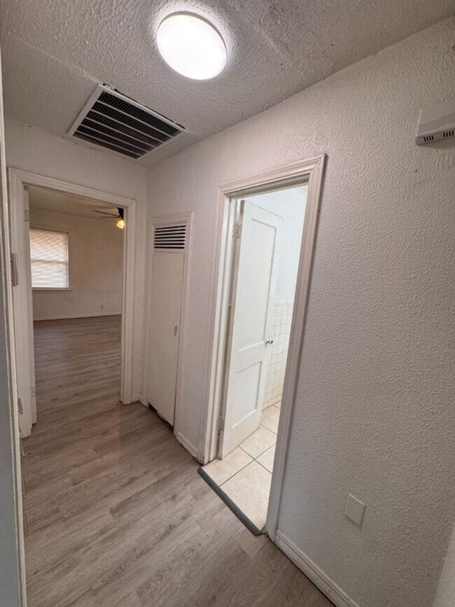 Building Photo - 2 bed 2 bad!  New paint, new flooring, new range, fenced yard!