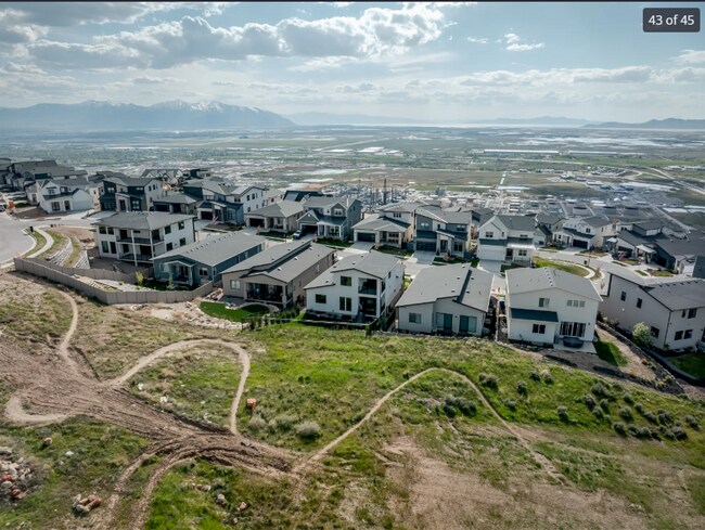 Building Photo - Stunning 5-bedroom, 4.5-bath home