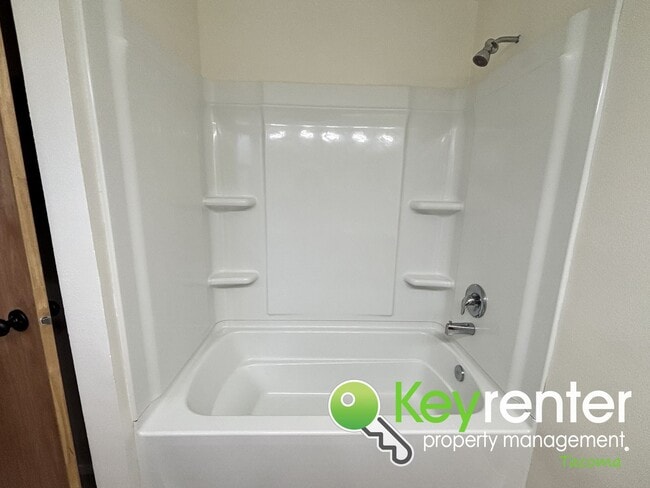 Building Photo - Spacious Northeast Tacoma 3 Bedroom 2.5 Bathroom Home for Rent in Secluded Neighborhood!