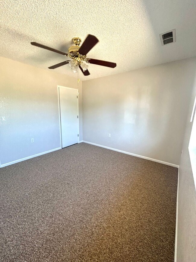Building Photo - 3 Bedroom/ 2 Bathroom