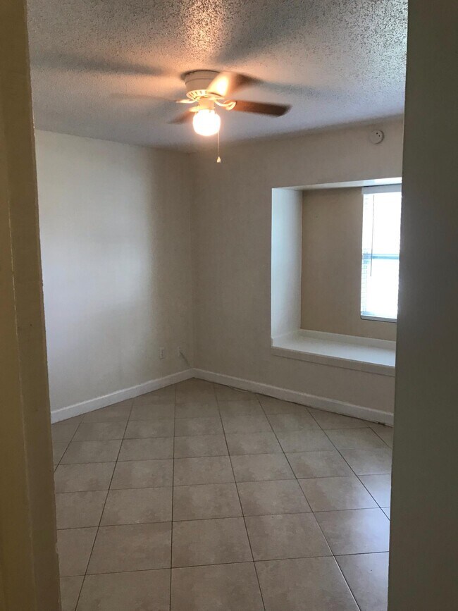 Building Photo - 332 NE Cullman Ct