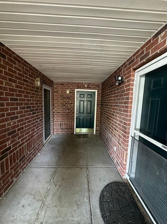 Building Photo - Amazing Ground Level 2 Bedroom!