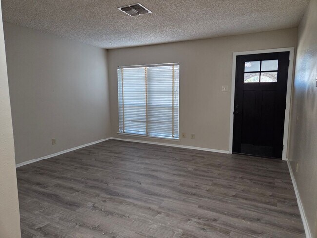 Building Photo - Spacious 4 Bedroom Ranch