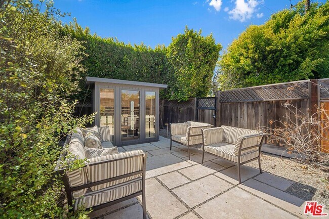 Building Photo - 7038 Dume Dr