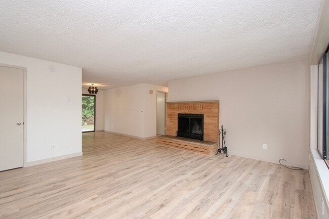 Building Photo - Duplex in Quiet Area of Sequim