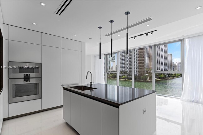 Building Photo - 300 Biscayne Blvd Way