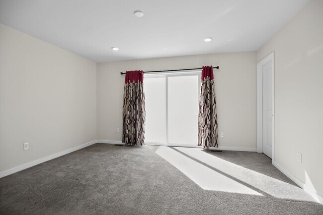 Building Photo - Beautiful 3 Bedroom, 2.5 Bath Bridgeport Townhome!