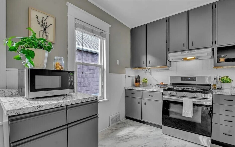 Building Photo - 68 Sunset St