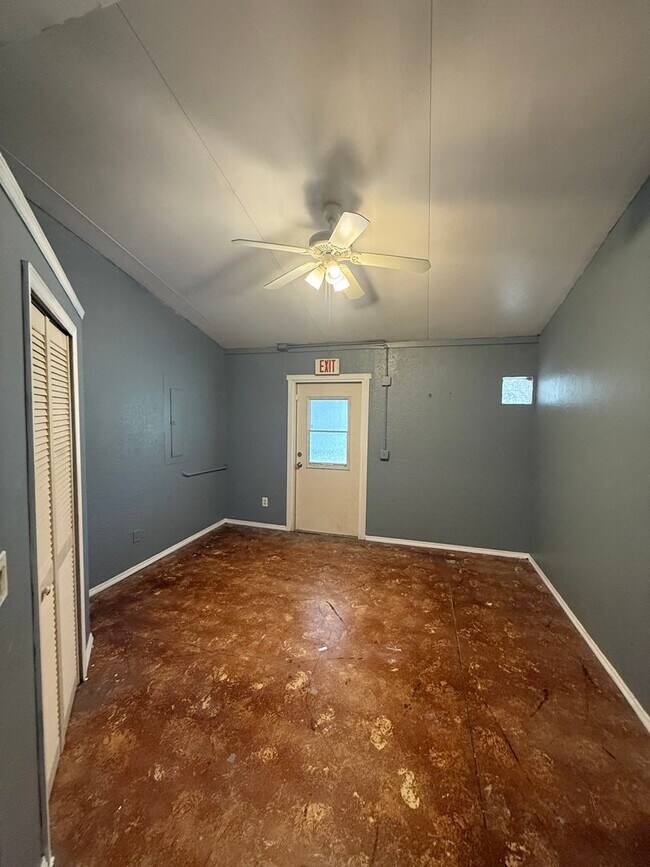 Building Photo - Spacious 4BR/3BA Home on Redmond Street – COMMERCIAL STYLE KITCHEN - Port Charlotte-$500 FIVE HUN...