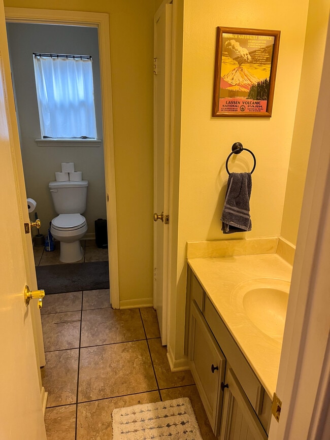 Vanity 2 - 421 W San Antonio St