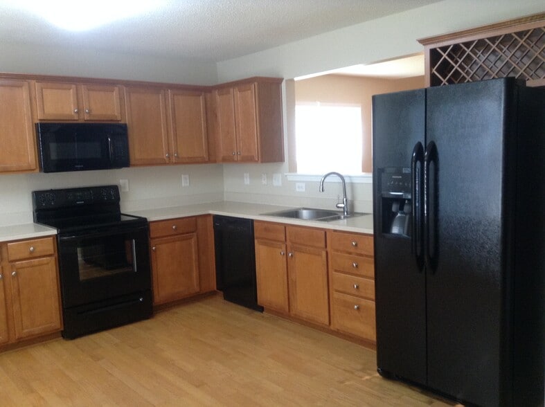 Building Photo - 1919 Sunset Village Dr