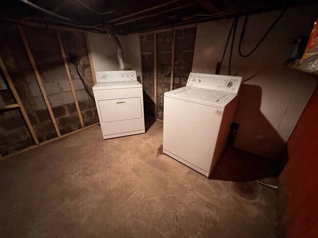 Building Photo - AVAILABLE NOW - Very Spacious, Unique, and Original Birchwood Village Home; Walking Distance to t...