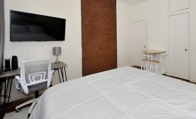 Building Photo - 300 E 92nd St