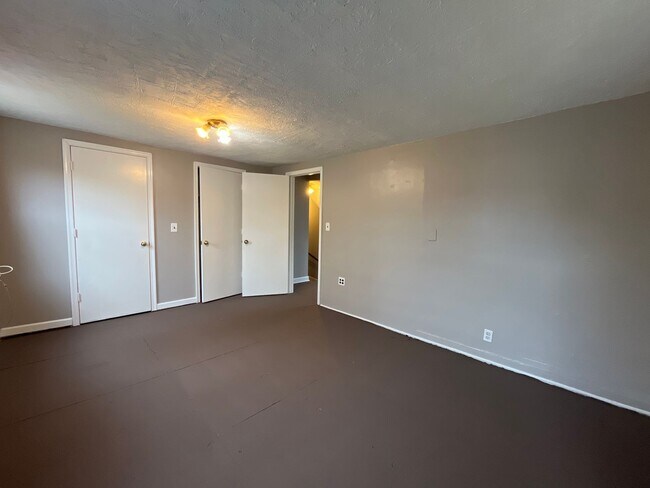 Building Photo - Beautifully Maintained End-Unit Townhome f...