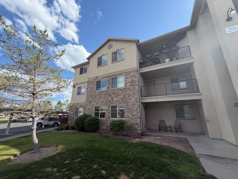 Building Photo - 999 Village River Ln