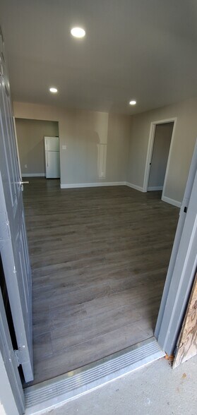 Entry - 8552 Rush Ave