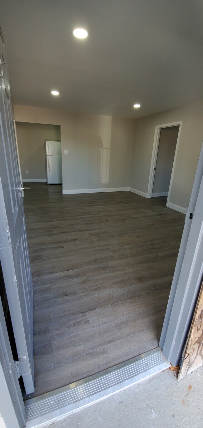 Entry - 8552 Rush Ave
