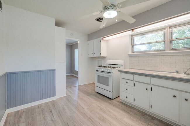 Building Photo - 2442 Oates Dr