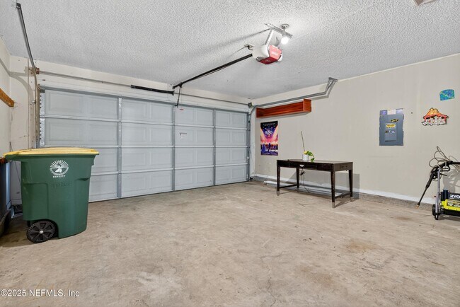 Building Photo - 11170 Wandering Oaks Dr