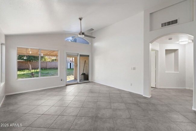 Building Photo - 523 W Kelton Ln