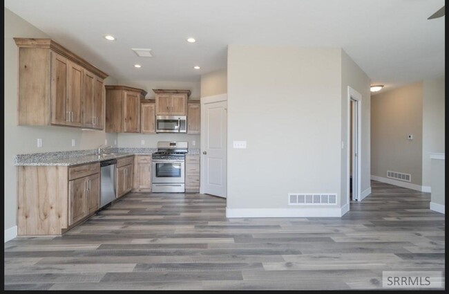 Building Photo - 4 bed 3 bath twinhome in Idaho Falls 2 set...