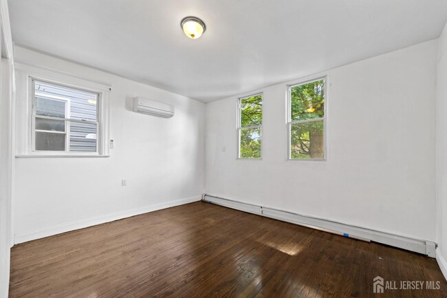 Building Photo - 410 Chadwick Ave