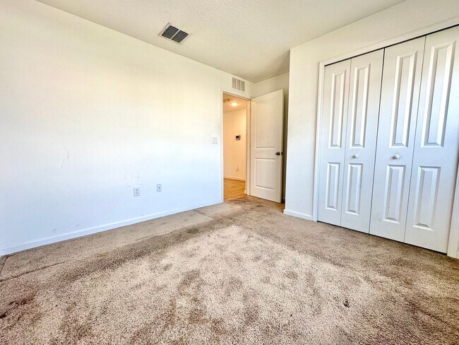 Building Photo - Premier 4bedrooms/2baths residence - Florida living at its finest!