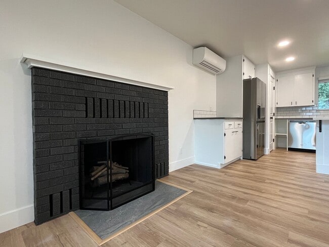 Building Photo - $500 MOVE IN INCENTIVE CONCESSION! Large s...