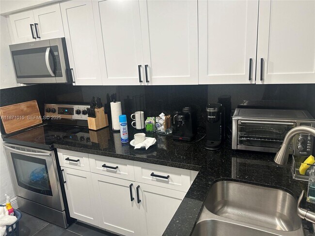 Building Photo - 13035 NE 7th Ave