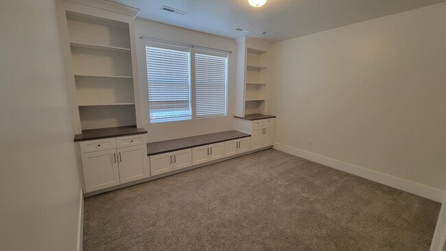 Building Photo - Washington Fields 4 bed | 3 1/2 bath | 3 c...