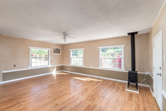 Building Photo - ***Open Showing Sunday 4/5/2026 2pm-4pm***One bedroom Guest House on Horse Property