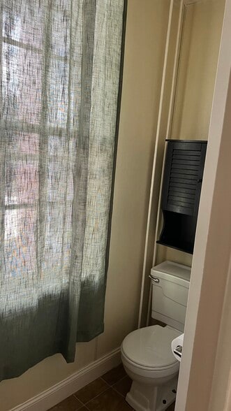 Bathroom - 560 Walnut St