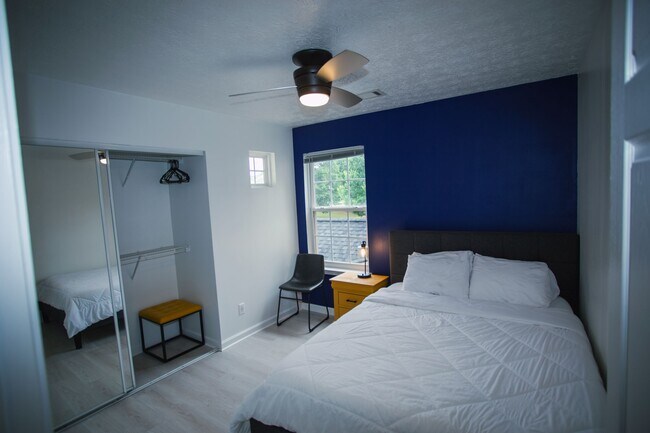 Building Photo - 665 Lakeside Cir