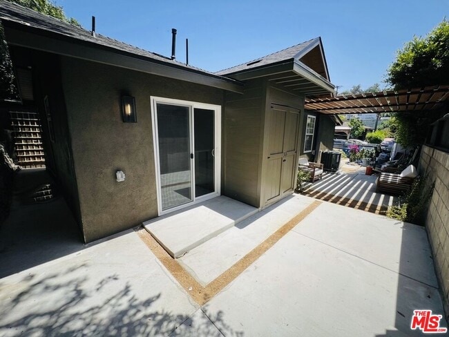 Building Photo - 3815 Fernwood Ave