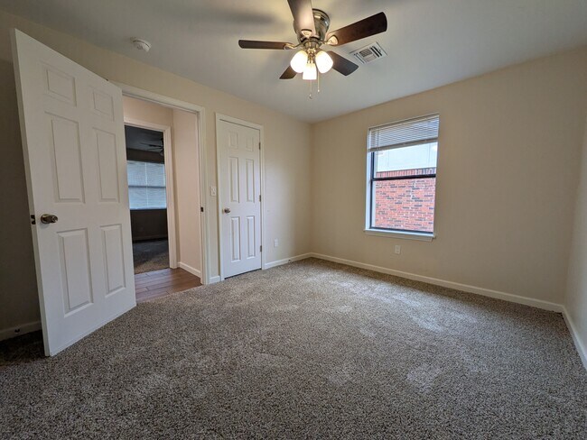 Building Photo - 906 Parkview Dr