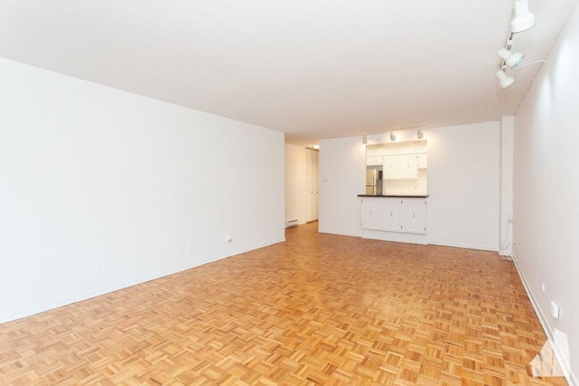 Building Photo - 4334 N Clarendon Ave